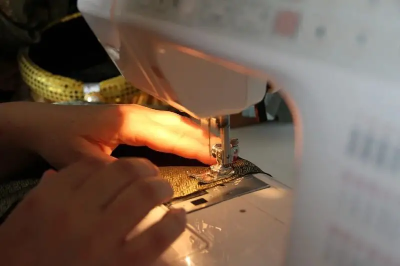 Cómo cambiar la bombilla en la máquina de coser Singer