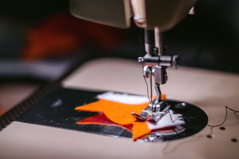 Cómo cerrar una costura con una máquina de coser: 2 formas