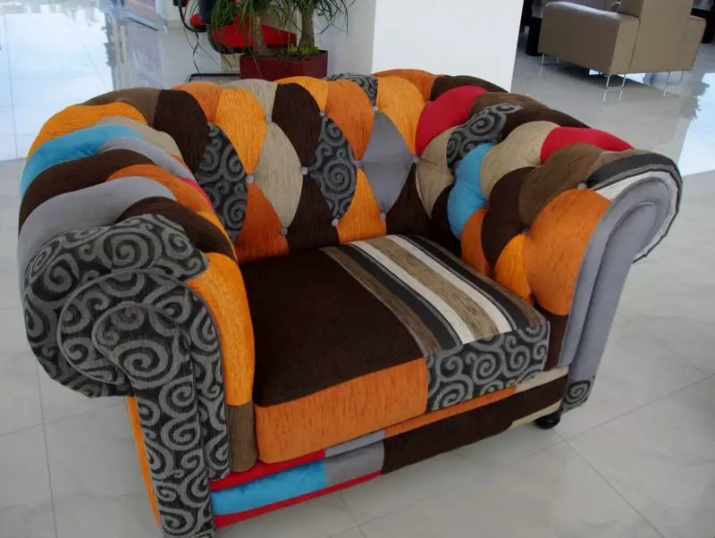 Cómo colocar un sofá y un sofá de dos plazas en una habitación familiar