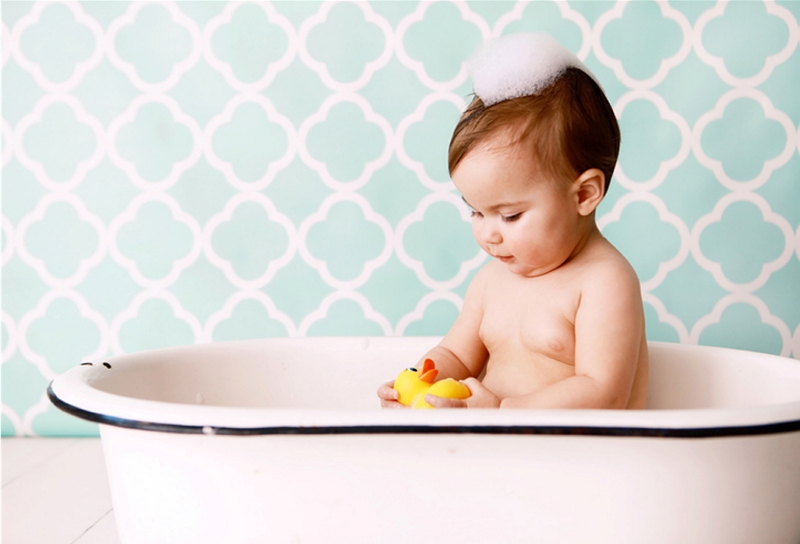 Cómo dar un baño a un bebé en una ducha