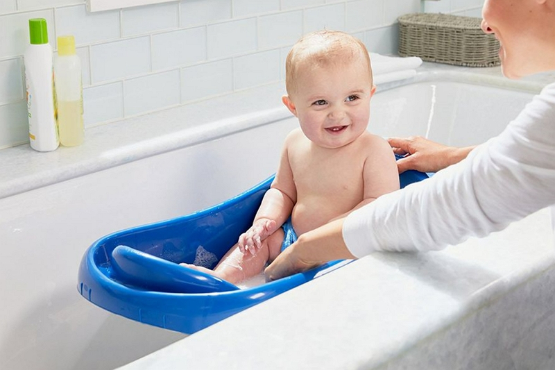 Cómo dar un baño a un bebé recién nacido