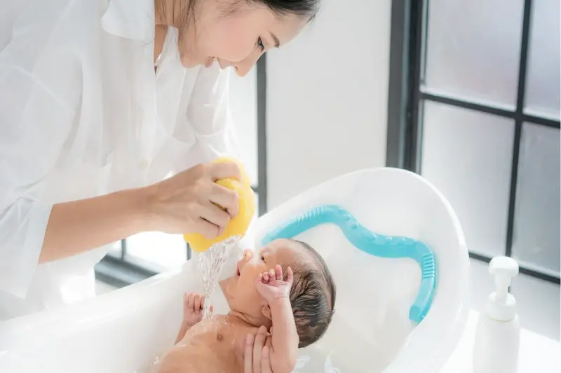 Cómo dar un baño al bebé en la bañera
