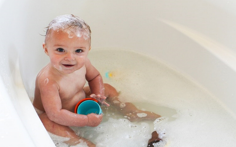 Cómo darle un baño de esponja a un bebé