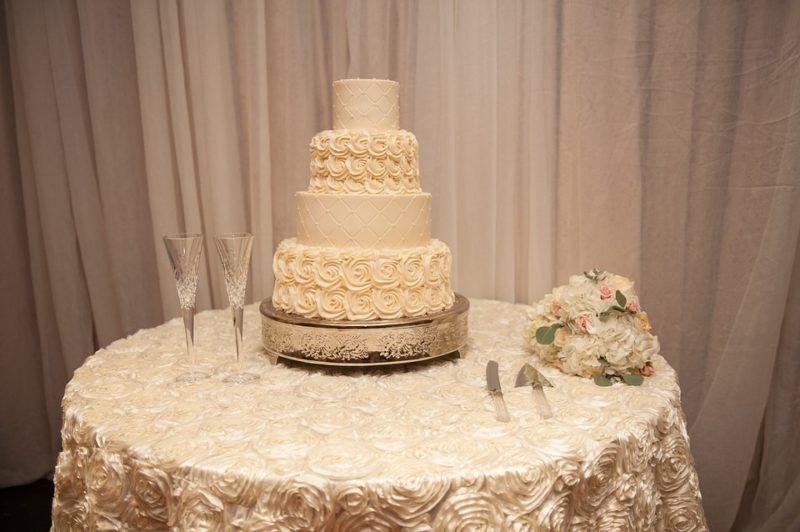 Cómo decorar un pastel de bodas en 5 pasos