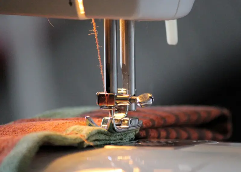Cómo desarmar una máquina de coser Bernina: 2 pasos