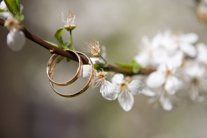 Cómo elegir un anillo de bodas que complemente el anillo de compromiso