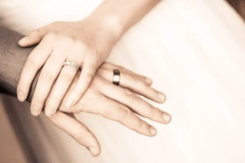 Cómo evitar que el anillo de bodas gire: 5 mejores trucos