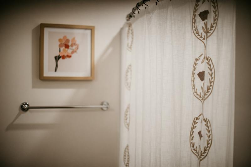 Cómo hacer que la cortina de baño sea resistente al moho: 5 mejores artículos