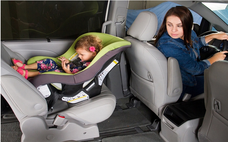 Cómo hacer un soporte para la cabeza del bebé para el asiento del automóvil