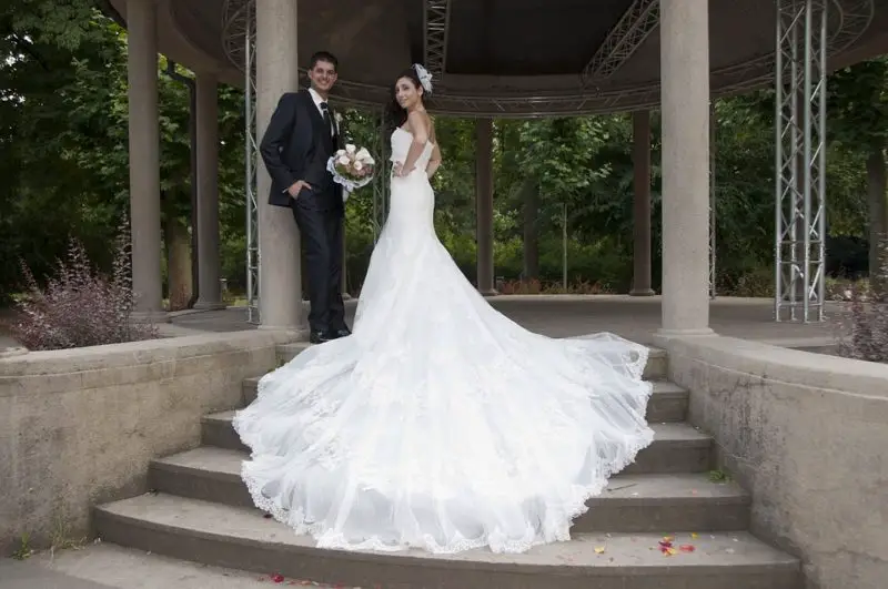 Cómo hacer una cola desmontable para un vestido de novia