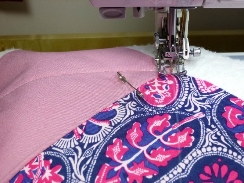 Cómo hacer una colcha de hojaldre con máquina de coser