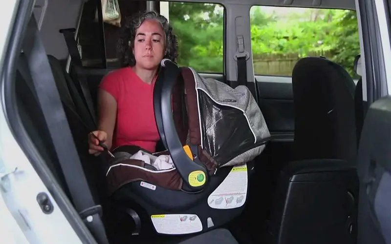 Cómo instalar un asiento infantil para automóvil sin la base