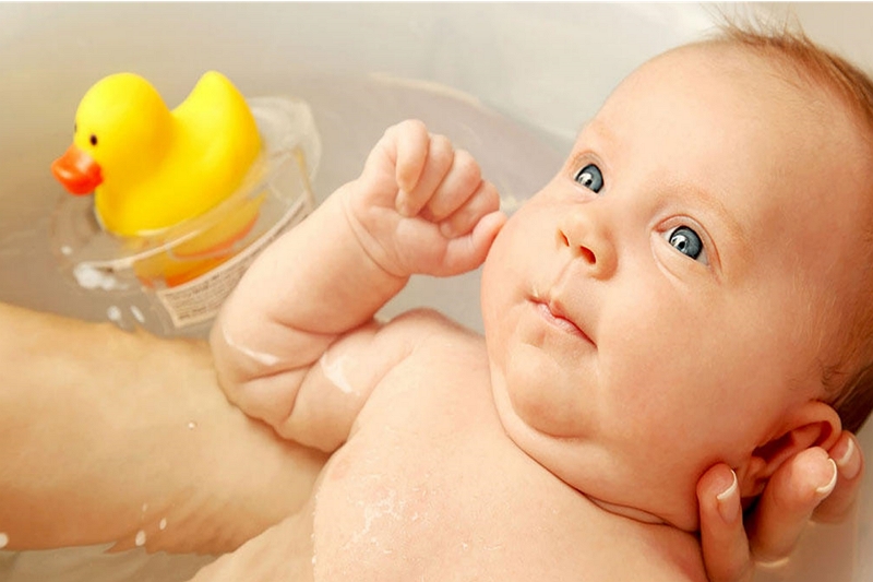 Cómo lavar el cabello del bebé en el baño con champú
