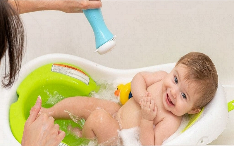 Cómo lavar el cabello del bebé en el baño