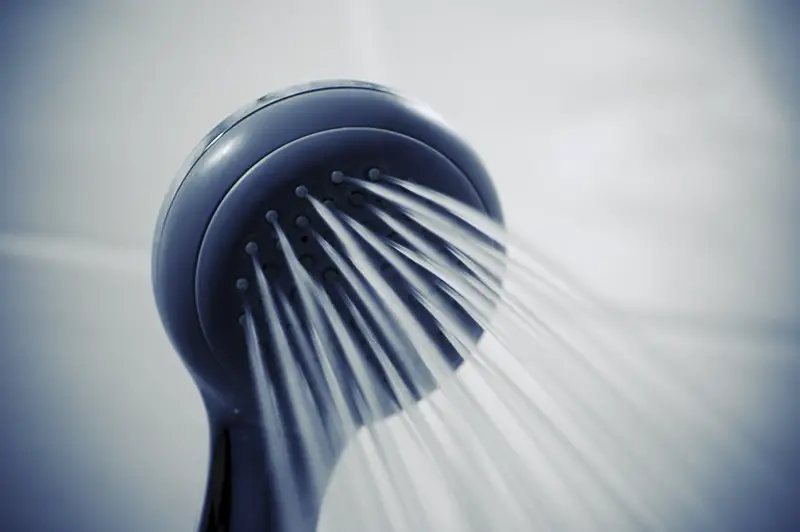 Cómo limpiar el moho de la lechada de la ducha: 3 sencillos pasos de bricolaje