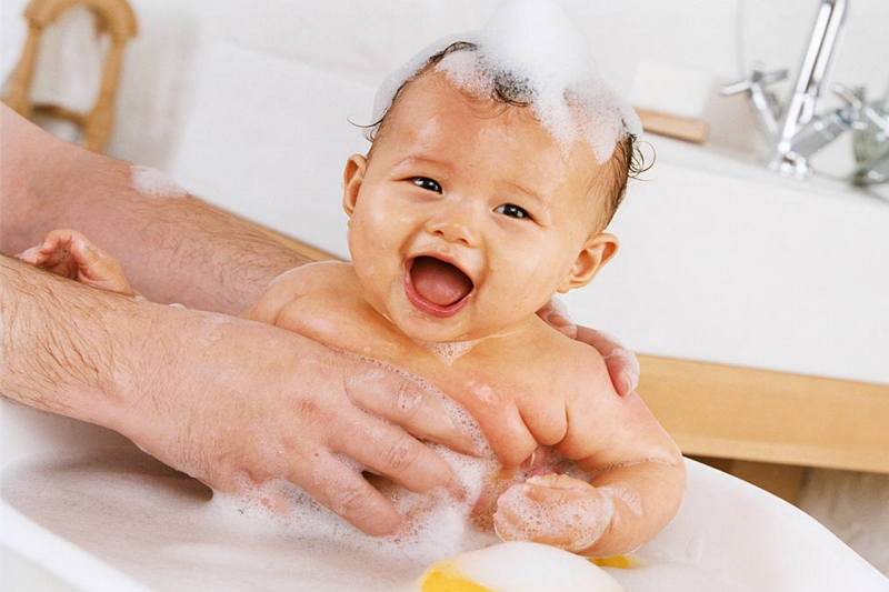 Cómo limpiar una esponja de baño para bebés