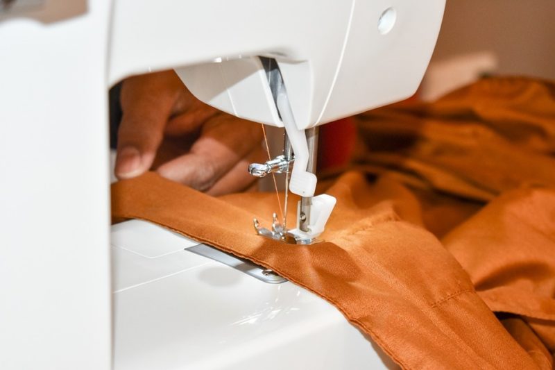 Cómo limpiar una máquina de coser con discos tensores: 2 pasos