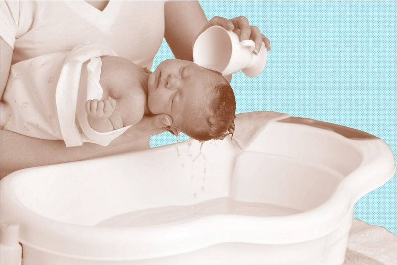 Cómo mantener al bebé caliente durante el baño