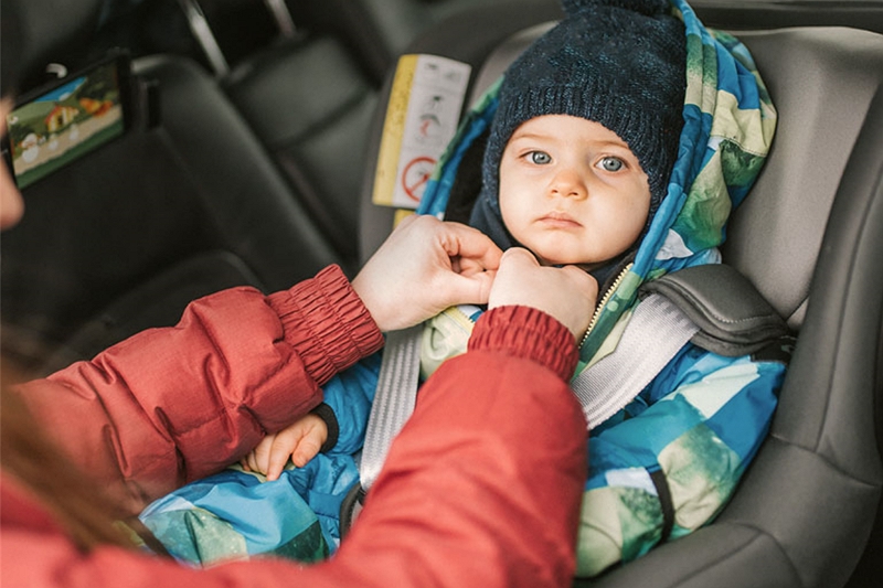 Cómo mantener al bebé caliente en el asiento del automóvil