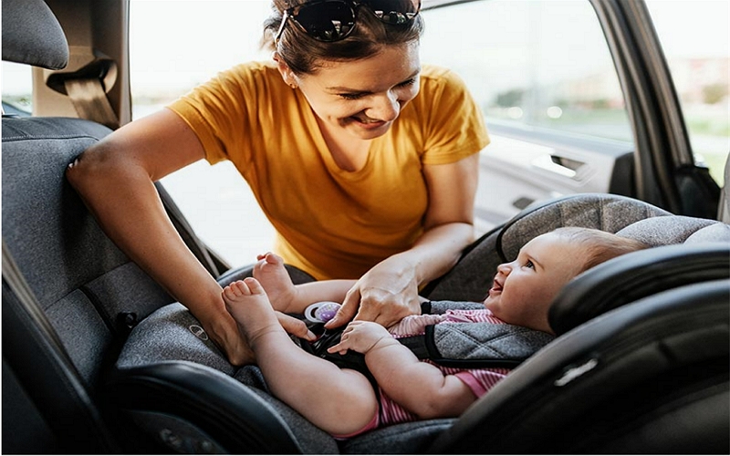 Cómo mantener fresco al bebé en un asiento de seguridad orientado hacia atrás