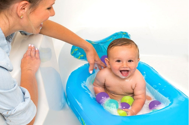 Cómo mantener la bañera de bebé en un fregadero dividido