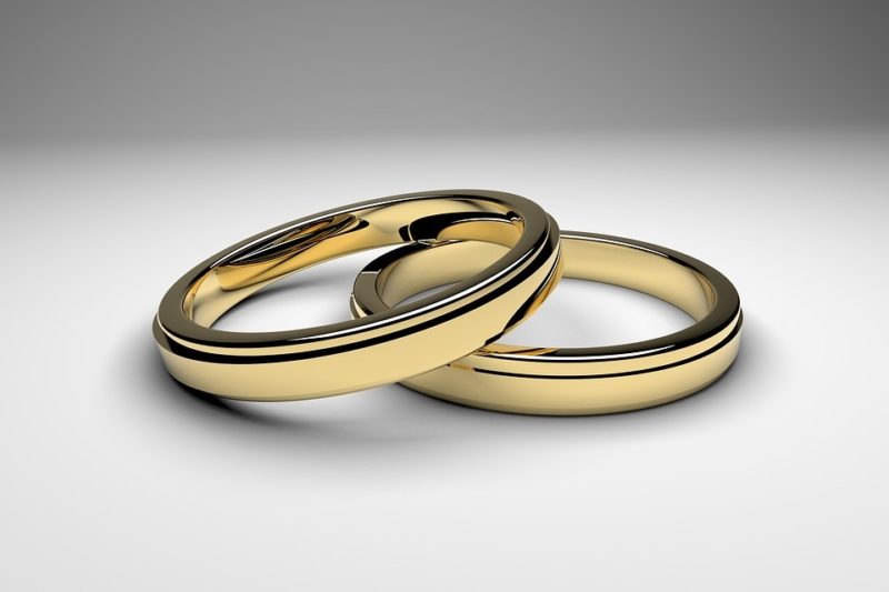 Cómo mantener los anillos de boda juntos: 3 mejores maneras