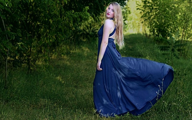 Cómo personalizar un vestido azul marino para una boda