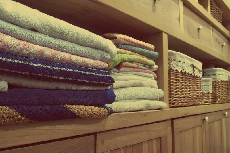 Cómo quitar el olor a moho de las toallas: 3 pasos asombrosos