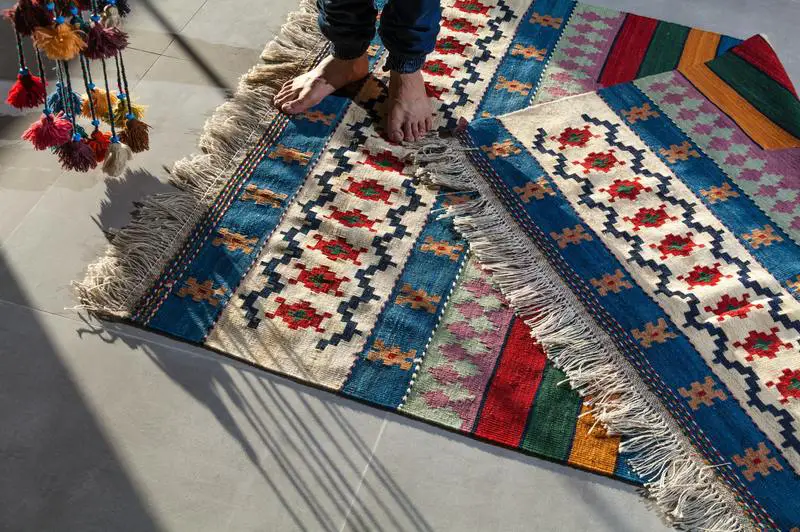 Cómo quitar el olor a moho del acolchado de la alfombra: 3 sencillos pasos