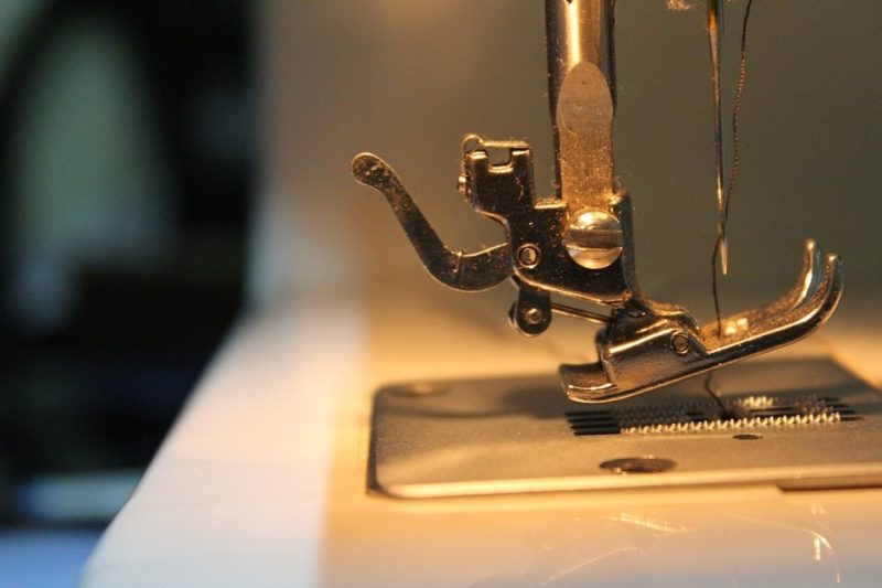 Cómo realinear la aguja en la máquina de coser Brother