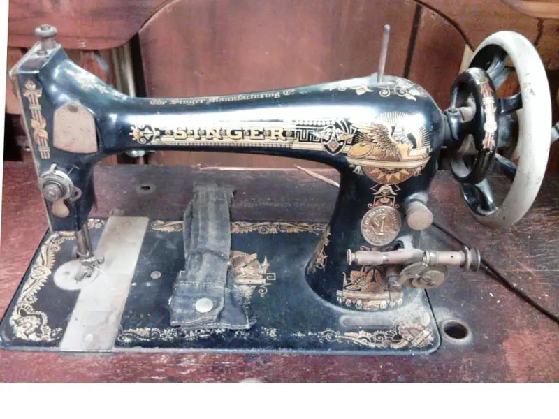 Cómo restaurar una máquina de coser Singer antigua
