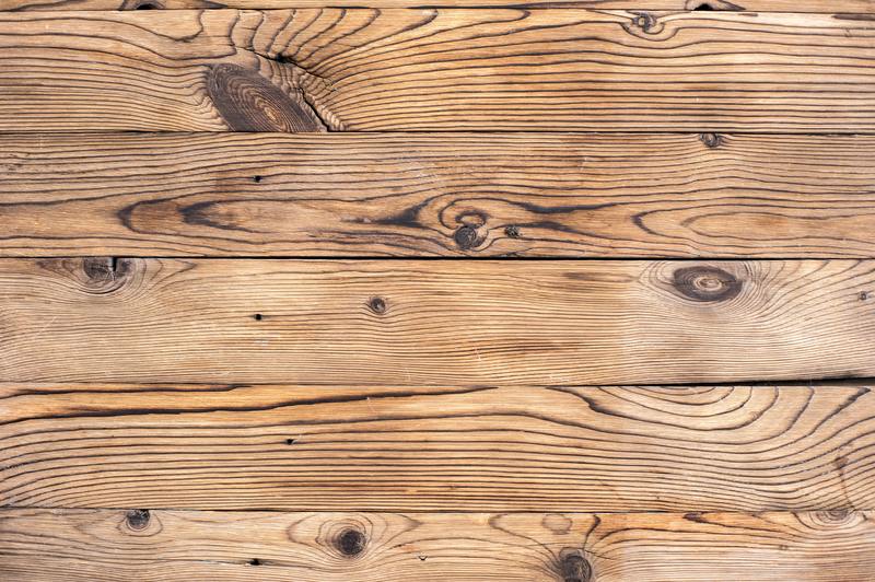 Cómo tratar la madera dañada por el agua: 3 pasos manejables