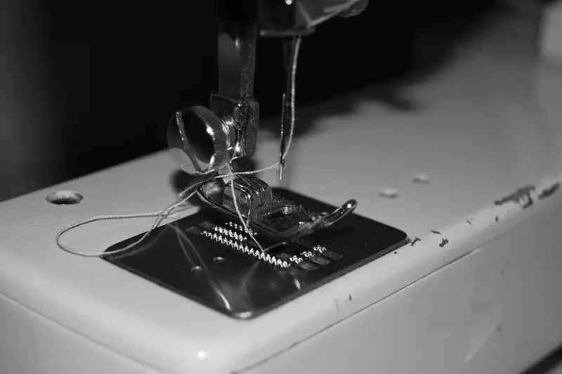 Cómo usar diferentes pies de máquina de coser: 6 comunes