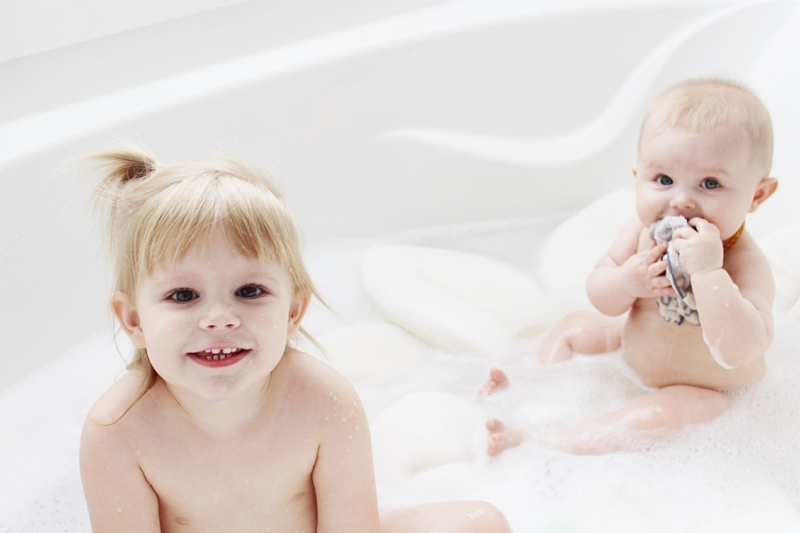 Cómo usar una bañera para bebés con cabestrillo