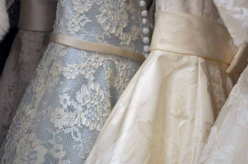 Cómo vaporizar un vestido de novia en 2 sencillos pasos