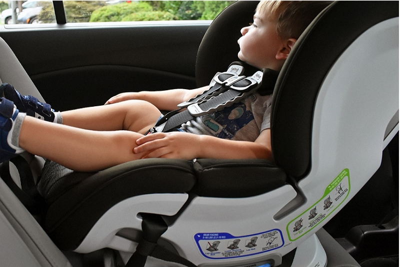 Consejos sobre cómo ajustar las correas del asiento del automóvil para bebés