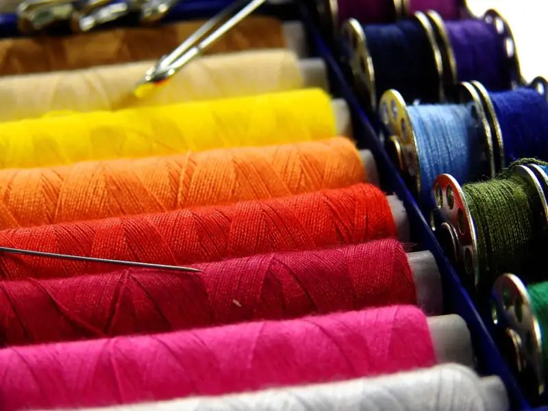 Cuál es el mejor hilo para coser: 6 imprescindibles