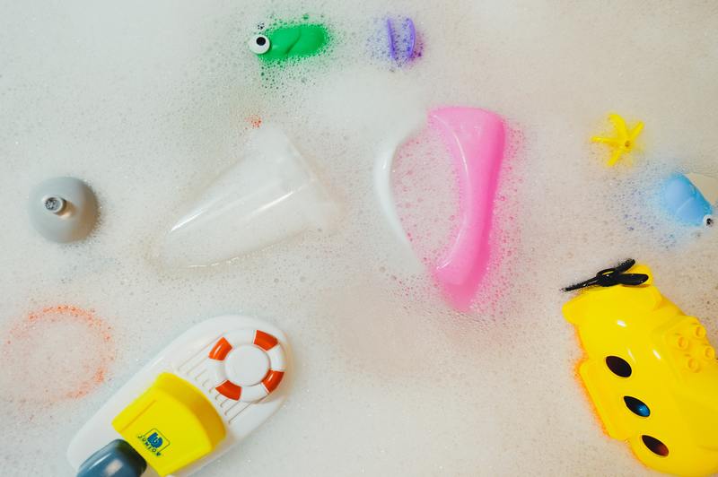 Guía efectiva de 4 pasos sobre cómo limpiar el moho de los juguetes de baño