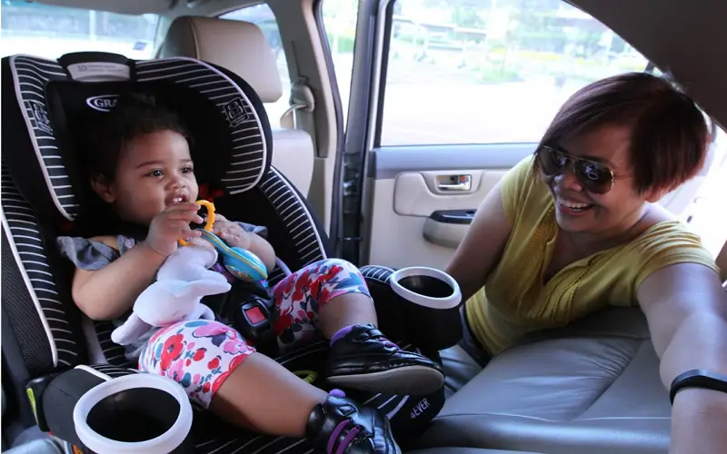Maneras fáciles de cómo mantener fresco al bebé en el asiento del automóvil
