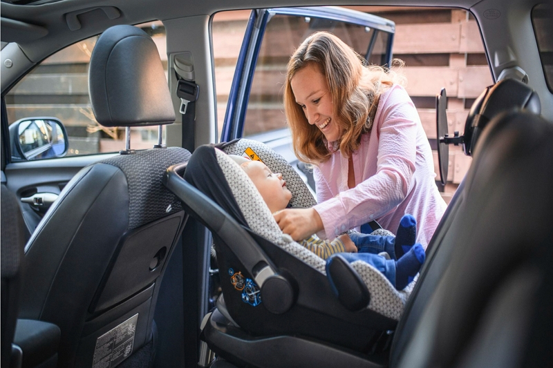 Pasos simples sobre cómo armar un asiento de automóvil para bebés