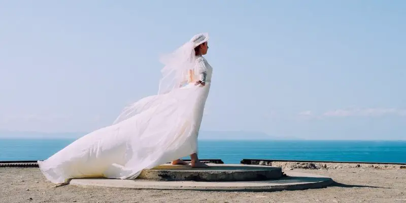 Por qué los vestidos de novia tienen cola: historia y más