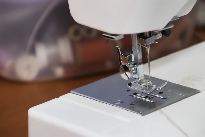 Qué es una máquina de coser de brazo largo: usos y más