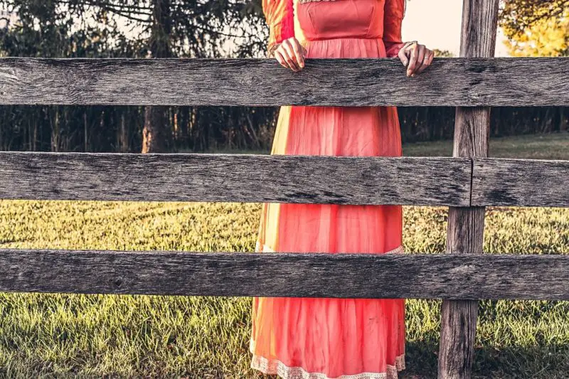 Qué llevar con un vestido coral para una boda