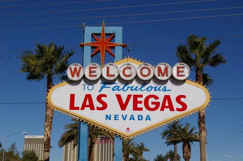Qué ponerse para una boda en Las Vegas: Ideas de atuendos