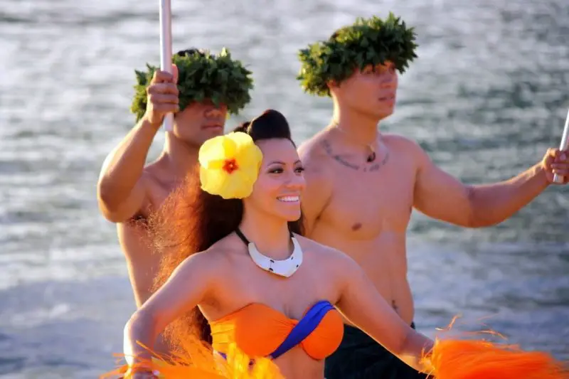 Qué ponerse para una boda hawaiana: ideas de atuendos