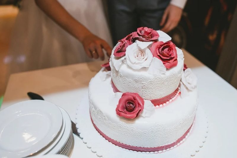 Quién corta el pastel en una boda: tradiciones y más
