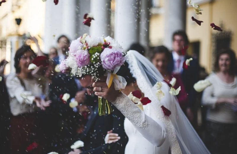Quién recibe flores en una boda: tradiciones y más