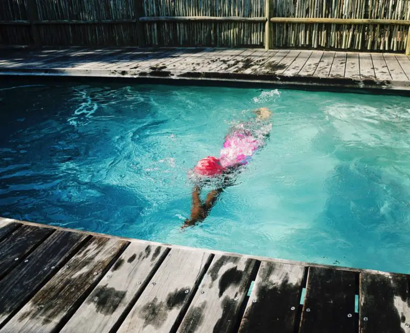 ¿Cómo calentar una piscina sin calentador? 7 maneras asombrosas!