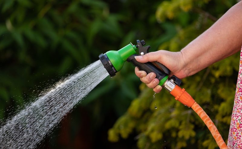 ¿Cómo conectar una pistola de lavado a presión a una manguera de jardín? ¡4 sencillos pasos!