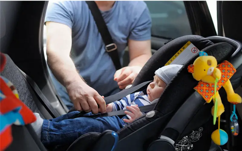 ¿Cómo debe sentarse un recién nacido en un asiento de automóvil? Una nueva guía